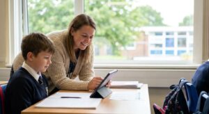 How much does a learning support assistant earn